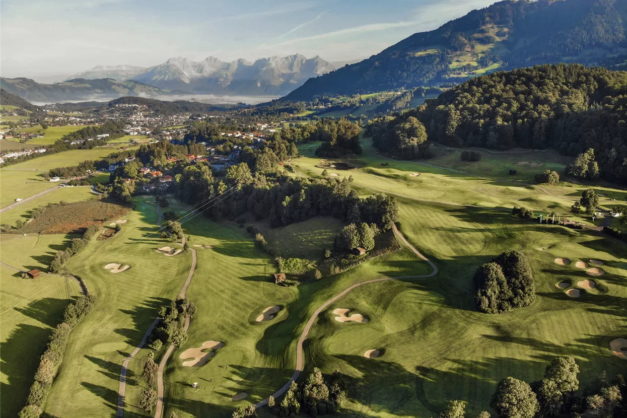 Meerdere golfholes in landschap